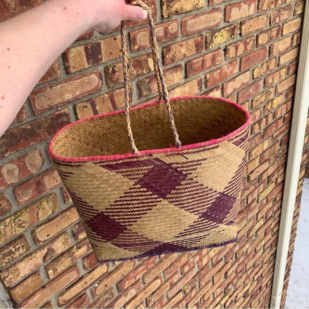 Beautiful Woven Straw Tote Bag Purple Diamond Design Double Handles Great Cond.